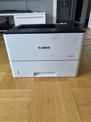 Canon imageRUNNER 1643P - Canon i-SENSYS 1643P svartvit laserskrivare i vitt med svart ovansida. Har papperskassett fram, display och knappar uppe samt nätverks- och USB-anslutningar på baksidan. Den är mellan bra och mycket bra skick och fungerar exakt som den ska. Hör av dig vid intresse!