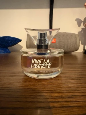 Vive La Liberté parfym från Hickap - HICKAP Vive La Liberté Eau de Parfum  Cirka 85 % kvar (se bilder). Förvarad mörkt och svalt. Säljs då den inte kommer till användning.                                             Bundle-rabatt finns. Skicka gärna prisförslag🧡