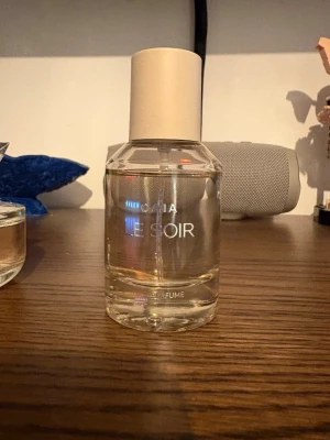 CAIA Le Soir Hair parfum  - CAIA Le Soir Hair Perfume  Ca 90–95 % kvar (se bilder). Förvarad mörkt och svalt. Säljs då den inte kommer till användning.                                                                  Bundle-rabatt finns. Skicka gärna prisförslag🧡