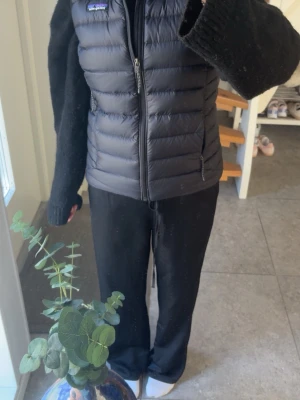 Patagonia väst - Som ny, sparsamt använd sedan jul 2025. Storlek S, sitter som XS, jag är 170cm.