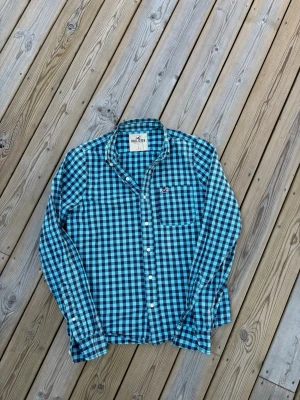Hollister skjorta  - Säljer denna Hollister skjorta i mycket bra skick. Storlek L men passar även M. Passar perfekt för dig som är mellan 170-175! Hör av er vid frågor eller minsta fundering 🙌  Längd: 67,5 cm  Bred: 50 cm  Ärm: 70 cm