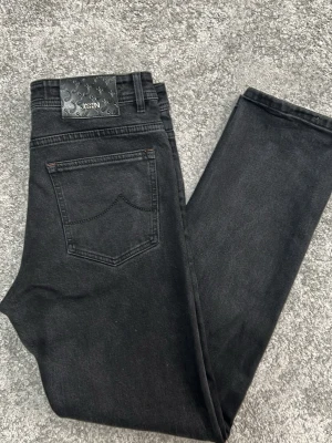 Jacob Cohen 625 Jeans  - Snygga svarta jeans från Jacob Cohen, modellen 625. De är special edition, W32 och L är ca 32. Den ända  defekten är en fläck bakom knäet, syns nästan inte. Kontakta gärna vid intresse🙌