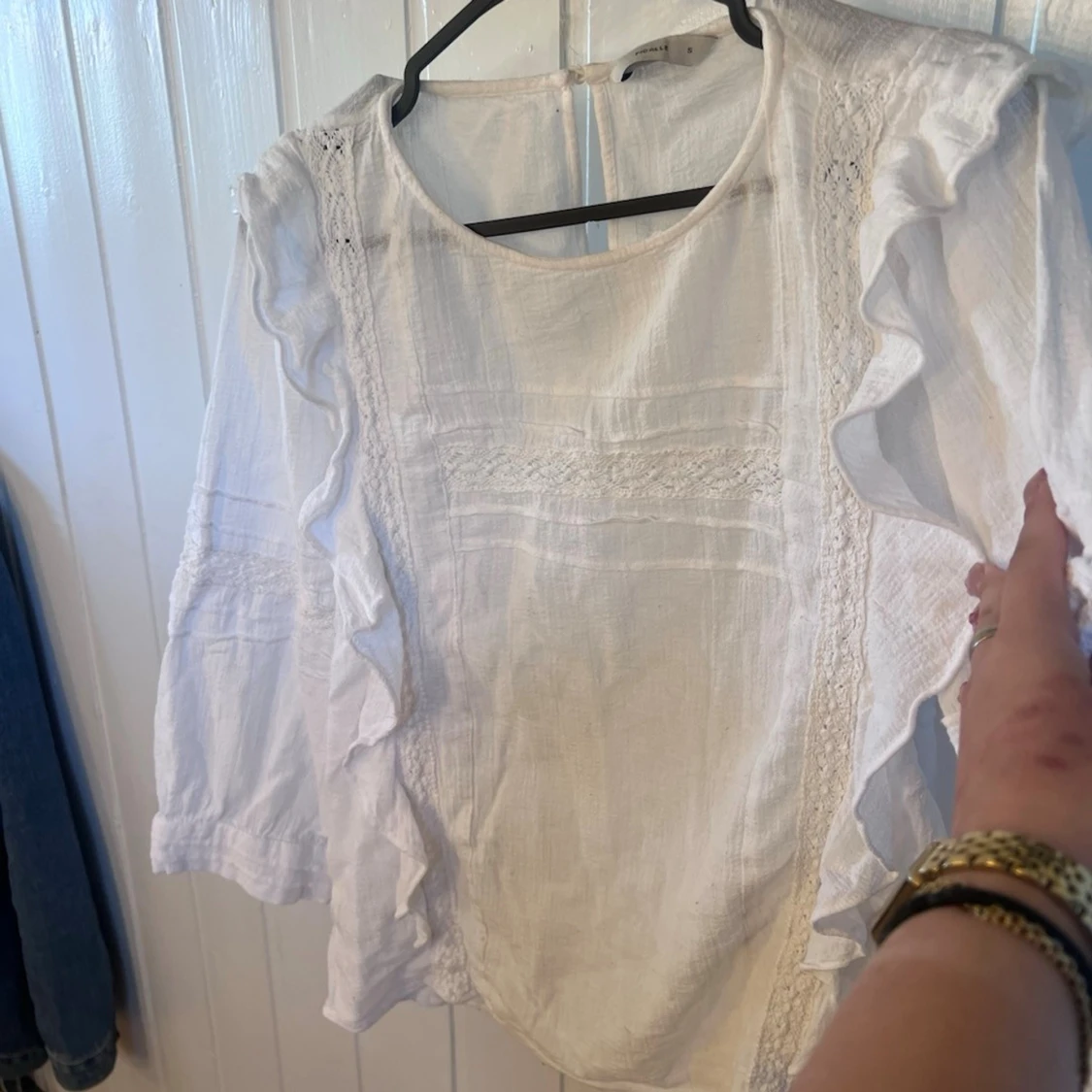 Vit blus med volanger och spetsdetaljer - 2