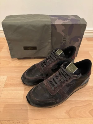 Valentino Rockrunner - Strl 43  - Valentino Rockrunner Strl 43  Bra skick förutom att det släppt lite vid vänster sko som ni ser på bild 5, det är anledningen till det billiga priset. Däremot inget som påverkar  Bara att höra av er vid minsta fundering!
