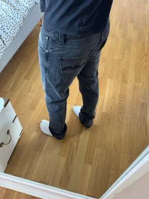 Nudie jeans Grim Tim - Nudie Jeans | skick 9/10 | Storlek 34/32 | (Jeansen är fint uppsydda och inget som märks) A-44 B-106 | Pris - 599kr | Modellen är ca 180cm lång | Hör av dig vid minsta fråga eller fundering!!