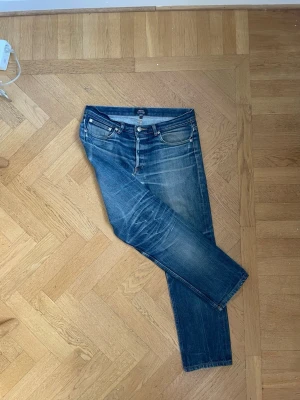 A.P.C Selvedge Jeans - Sjuka selvedge jeans från A.P.C i modellen petit new standard dvs slimfit. Brutala honeycombs och whiskers och en fantastisk fade. Storlek 31. Priset är ej hugget i sten så pruta på