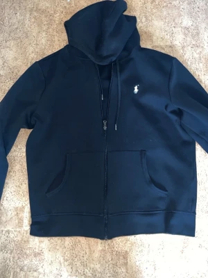 Ralph Lauren zip hoodie - En svart Ralph Lauren zip hoodie i bra skick! Skrivs vid tankar o frågor🤗💪