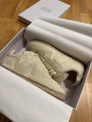 Beige sneakers i canvas - använda 2-3 gånger skickas samma dag. kvitto box medföljer 