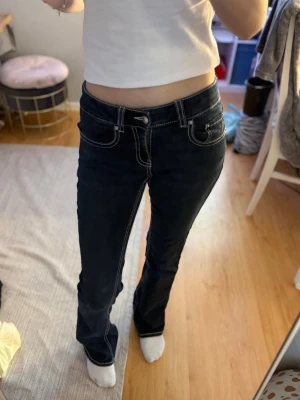 Mörkblåa jeans  - Säljer mina mörkblåa jeans då dom inte kommer till användning. Dom är mid Waste och man kan se hur lågt dom går under midjan dom sitter som en smäck och är super sköna. Skriv om du har frågor. (Priset kan alltid diskuteras)