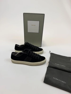 Tom Ford Skor  - Tom Ford Skor  Storlek 44 Ny pris= 10,000 kr  Modell= Marinblå Tom Ford kalvskinn, sammet, logotyp på sulan, krokodilpräglad! Box ingår ej! 