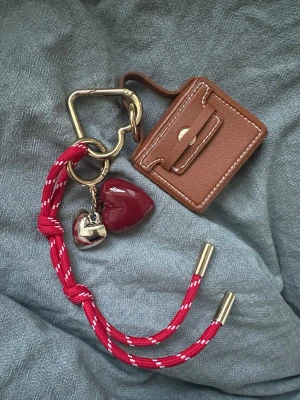 Bagcharm  - Perfekt att hänga på väskan eller nycklarna för en personlig touch.