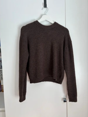 Brun stickad tröja från H&M - Jag säljer en stickad tröja i storlek xs från hm. Använd fåtal gånger och säljer då den är lite kort för mig. Bra skick och supermysig