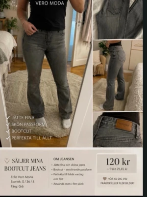 Grå bootcut jeans från Vero Moda - Säljer ett par grå bootcut jeans från Vero Moda med smickrande passform och klassisk femficksdesign. Jeansen har normal midja och lätt utsvängda ben, vilket ger en snygg siluett. Perfekta att styla med både sneakers och boots.