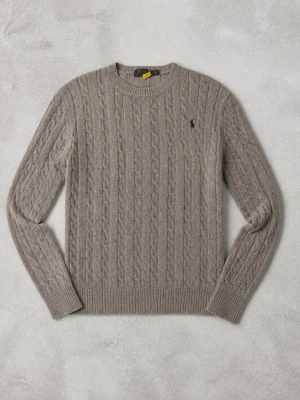 Polo kabelstickad tröja - Snygg beige kabelstickad tröja med rund hals och ribbade muddar. Tröjan har ett diskret broderat märke på bröstet och är perfekt för lager-på-lager. Klassisk och tidlös design som passar till det mesta.
