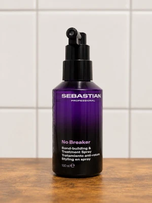 Sebastian No Breaker Treatment Spray - Sebastian Professional No Breaker är en bond-building & treatment spray för håret. Flaskan är lila och svart med spraymunstycke och rymmer 100 ml. Perfekt för dig som vill stärka och skydda håret under styling.