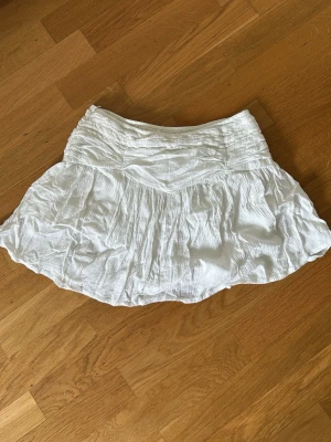 Vit kjol från Pull&Bear - Kjol med shorts bra skick