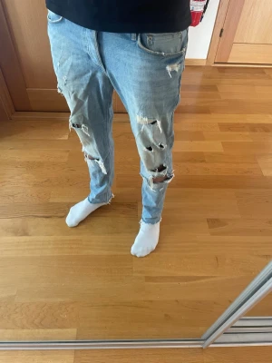 River Island jeans - Säljer dessa unika River Island jeans som har slitningar. Jeansen är flexibla och sköna att använda. Hör gärna av dig vid frågor eller funderingar.  Slim fit W32 L34