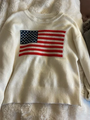 Vit USA-tröja🇺🇸 - En vit tröja med usa tryck på! Har aldrig andvänt men köpte för 1,5 år sen🙌🏻💕 