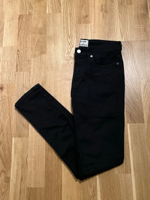Acne Jeans - Storlek 30/32 - Acne Studios Jeans för män. Storlek Waist 30 / Lenght 32. Plagget är nyskick inga skador/slitage. Hör av dig vid intresse/frågor. PRIS KAN DISKUTERAS!