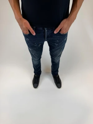 Dondup Jeans George  - Dondup Jeans George  Storlek 32 Ny pris 4000 kr Original slitningar från fabrik 