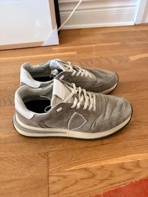 Philippe Model skor - Ett par grå Philippe model skor som har slitningar från fabrik. Storlek 43 och de är i rätt bra skick. 