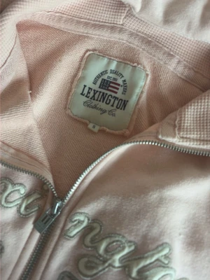 Lexington zip up hoodie - Säljer en jätte fin zip up hoodie från Lexington i storlek s!! Den är i fint skick men har en liten fläck precis vid lexington loggan (se bild) 