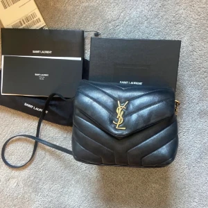 Ysl Lou Lou toy bag - Säljer min älskade YSL Lou Lou toy. Köpt på hemsidan 2021! Äkthetsbevis tillkommer! (Som kartong och dustbag) Har några slitage men inget som man tänker på enligt mig.