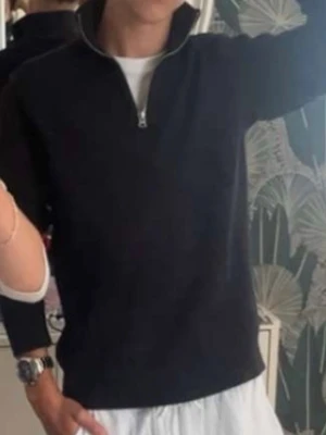 Svart halvzip tröja Only & Sons - Svart ribbad tröja från Only & Sons med halv dragkedja och hög krage. Perfekt för lager på lager och enkel att matcha med olika outfits. Materialet är mjukt och bekvämt, och tröjan har en stilren look. Passar dig runt 175cm