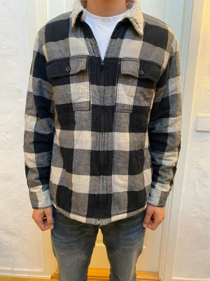 Hollister Overshirt  - En riktigt fet Overshirt från Hollister! Sjukt bra skick och perfekt inför hösten! Modellen är 180cm och cirka 80kg Hör av dig om det är något 