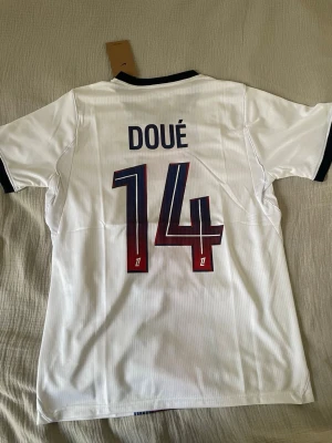 Doué - PSG bortatröja 2026/27 - PSG:s sköna bortatröja för säsongen med Doué 14 där bak⚪️🇫🇷 