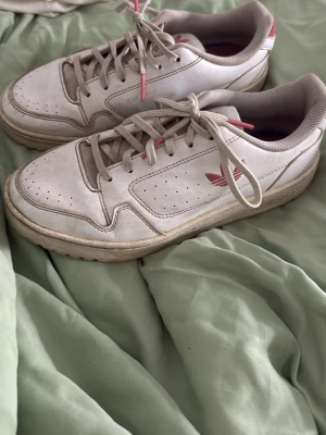 Vita sneakers med rosa detaljer - Pris går avokat att diskutera 