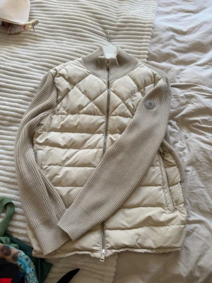 Moncller cardigan höst jacka  - Jätte fin jacka stolen M/L har blivit lite för liten men jätte fin använt Max 10 gånger 