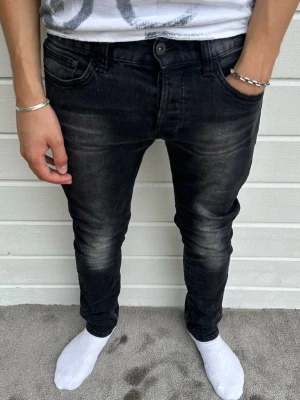 Mörkgrå/svarta jeans från H&M - Hej, riktigt snygga jeans i mörkgrå/svart färg från H&M. Jeansen är i ett gott skick och inga defekter förekommer. Modellen på bilden är 183cm och väger 68kg. Passformen är slim med storleken W30/L32. Hör av er om det är nåt ni undrar över! Mvh DC ♦️