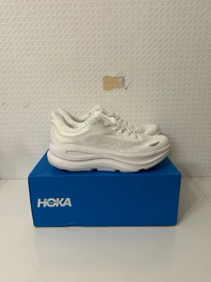 Hoka Bondi 9 Helvita - Storlek 44 - Hoka Bondi 9 Helvita - Storlek 44  Skorna är i nyskick och mycket sparsamt använda. Fräscha och välskötta, utan tydliga märken eller slitage.  Köpta på Stadium 2299:-