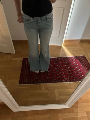 Lågmidjade jeans - Gina - Ljusblåa jeans från gina med bootcut form💓 Använda 1 gång!