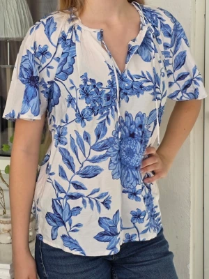 Blus - Jättefin ny blommig blus från mywear med prislapp kvar. Storlek S.