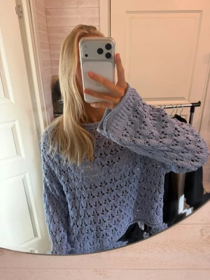 Ljuslila stickad tröja Gina Tricot - Säljer en ljuslila stickad tröja från Gina Tricot i storlek M. Tröjan har ett luftigt hålmönster, långa ärmar och en avslappnad passform. Perfekt för lager på lager och ger en trendig look till din outfit.