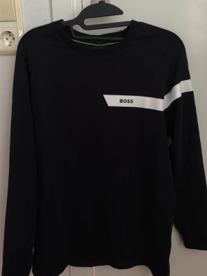 Boss tröja - Använd en gång, helt ny. Boss långärmad ”stretch” tunnare tröja
