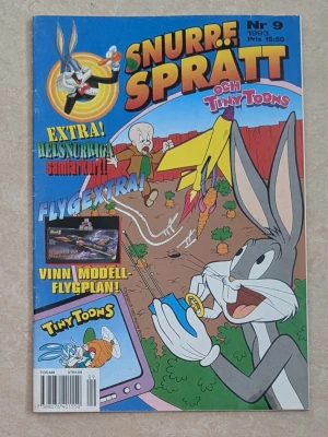 Snurre Sprätt och Tiny Toons Nr 9 1993 - Färgglad serietidning med Snurre Sprätt och Tiny Toons på omslaget. Tidningen har tecknade figurer i blått, gult och rött och innehåller tävling om modellflygplan samt samlarkort. Perfekt för dig som gillar klassiska Looney Tunes-karaktärer. Samlarkort medföljer inte.