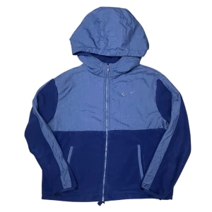 Nike Navy Therma Full Zip Fleece Hoodie (Youth) - Den här varan kommer auktioneras ut på Sneakershyllan x Plick Live Torsdagen 10 september kl 19 med ett startpris på endast 10 kr❗️Marinblå Nike fleecehoodie med dragkedja ungdomstorlek large. Bra skick. 
