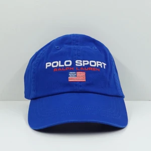 Polo Sport Ralph Lauren Blue Adjustable Cap - Den här varan kommer auktioneras ut på Sneakershyllan x Plick Live Torsdagen 10 september kl 19 med ett startpris på endast 10 kr❗️Blå justerbar cap från Ralph Lauren Polo Sport i nytt skick. One Size Fits all