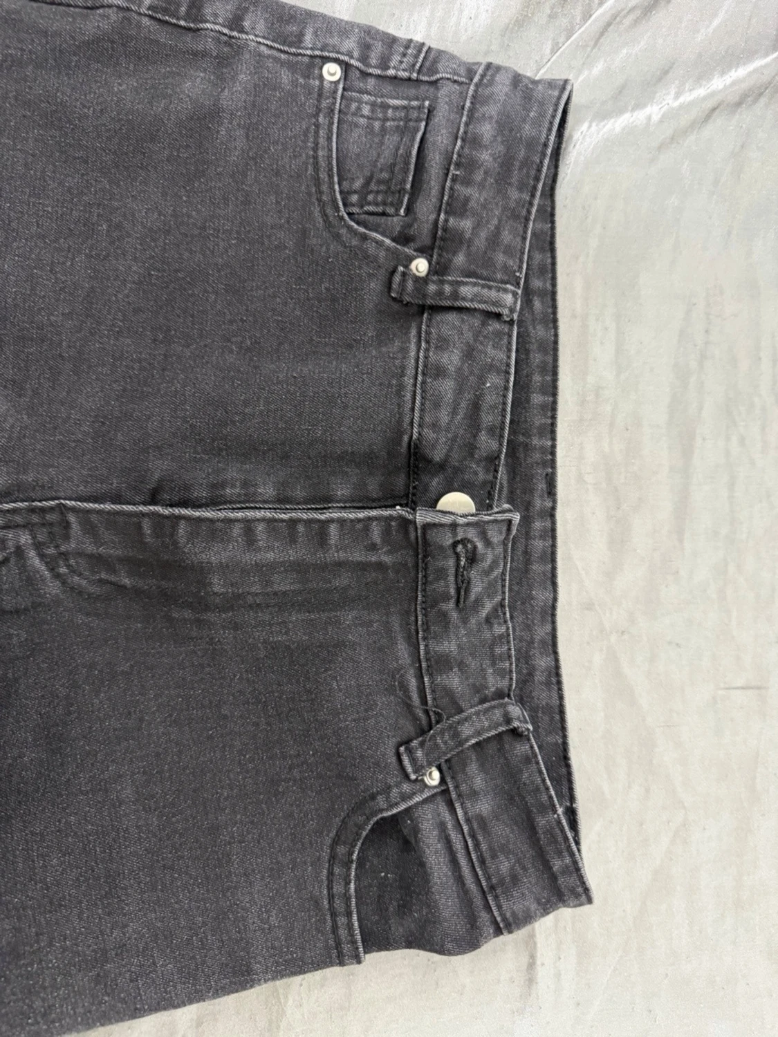 Svarta raka jeans med rå kant/ för dam