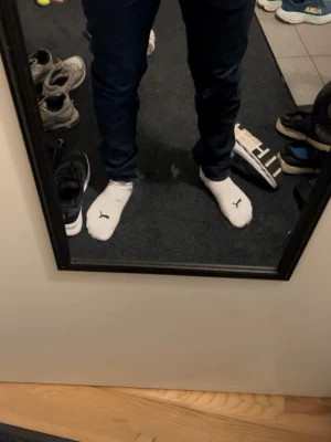 Mörkblå jeans från J.Lindeberg - Snygga mörkblå jeans från J.Lindeberg med klassisk femficksdesign och kontrastsömmar. Jeansen har en normal passform och är perfekta för dig som gillar stilrena och tidlösa plagg. Materialet är bomull för en skön känsla.