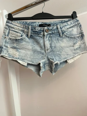 Lågmidjade jeansshorts vintage Tally Weijl  - Säljer dessa galet snygga shortsen från Tally Weijl med låg midja och detaljer💞I storlek 36, mått finns bland bilderna. Jag skickar snabbt!
