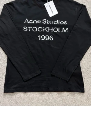 Svart långärmad topp Acne Studios - Svart långärmad topp från Acne Studios.