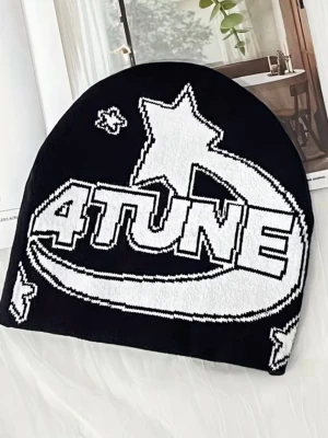 Svart mössa med 4TUNE-tryck och stjärnor - Cool svart mössa med stort vitt 4TUNE-tryck och flera stjärnor i grafisk stil. Mössan är mjuk och stretchig, perfekt för att ge din outfit en streetwear-vibe. Materialet ser ut att vara stickad akryl eller bomullsblandning.