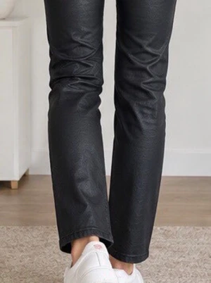 Svarta coated raka jeans - Snygga svarta jeans med coated finish som ger en cool läderlook. Modellen är rak och midjehög, vilket ger en modern och clean siluett. Perfekta för dig som vill ha ett par trendiga byxor med edge.