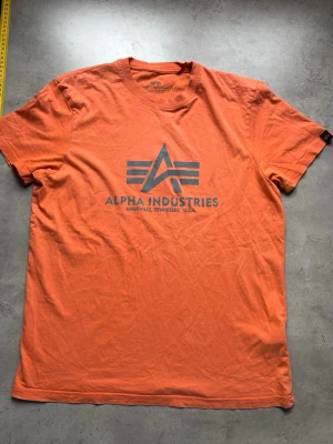 Orange Alpha Industries t-shirt - Orange tshirt från alpha industries i mycket gott skick   Skick: Mycket bra men använd Skickas inom 24h!  Hör av dig om du undrar något, svarar snabbt!    