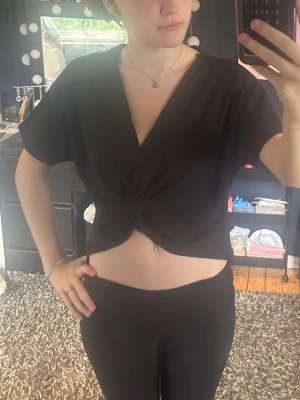 Svart twistad crop top