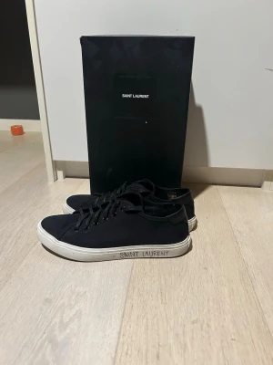 Svarta Saint Laurent skor - Saint laurent skor med en stilren design. Skorna är i bra skick och använda ett fåtal gånger. Allt OG fås med vid köp. Priset är ej hugget i sten.